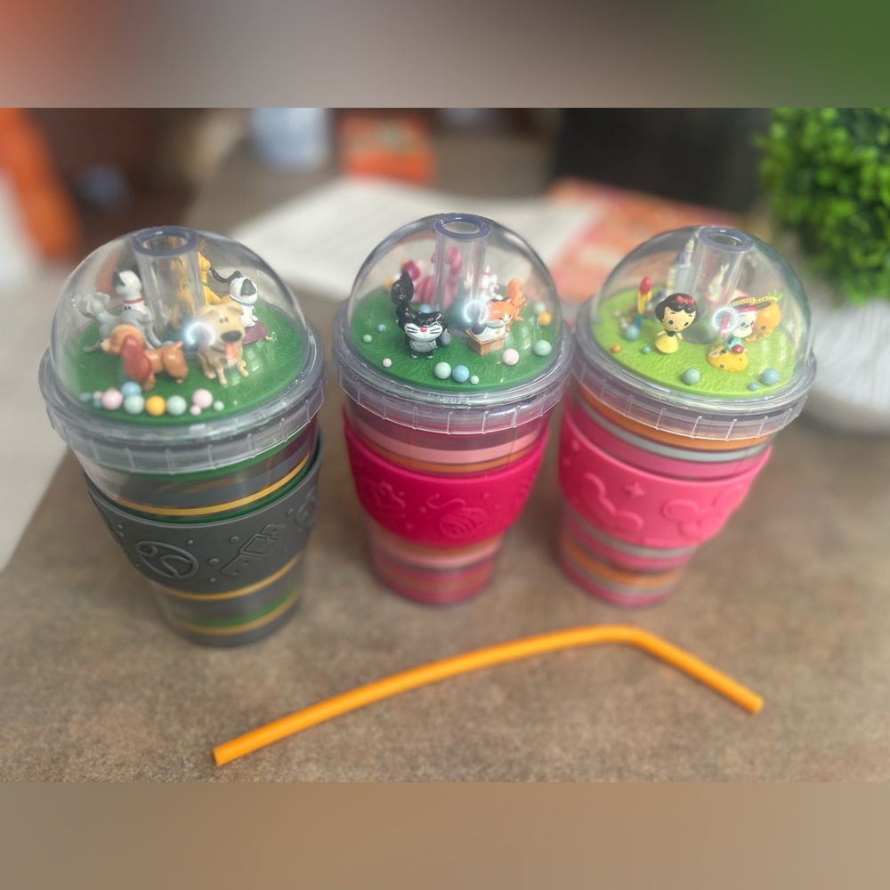3 Exclusive Disney Parks dome lid with 1 straw